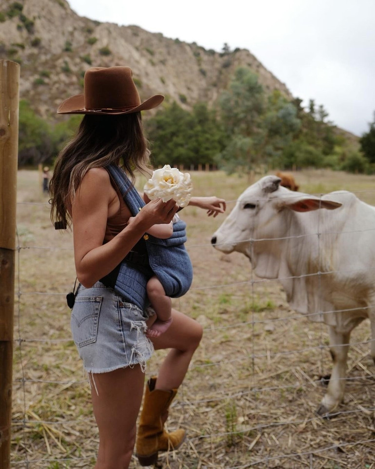 Gösterişli hayatı ve oyunculuğu geride bıraktılar… Ünlü çift iki çocuklarıyla çiftlikte yaşıyor