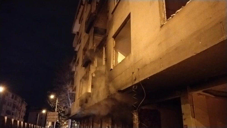 Pendikte uyuşturucu madde kullanan şahıslar metruk binayı ateşe verdi