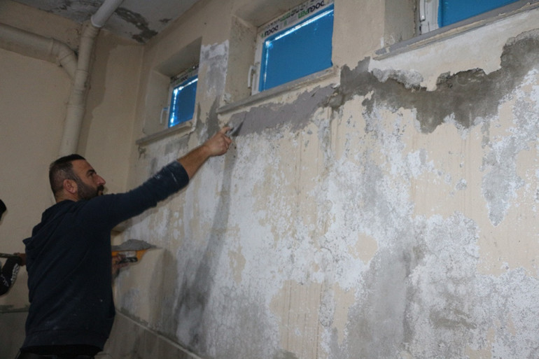 Boya ve fayans işleri okul müdüründe