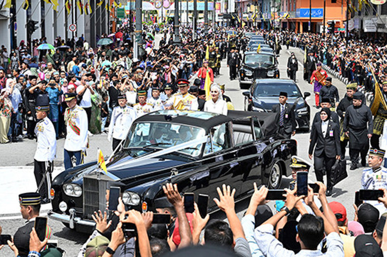 Yıllar önce yanında biberonla süt içen kız şimdi karısı oldu: Onlar erdi muradına