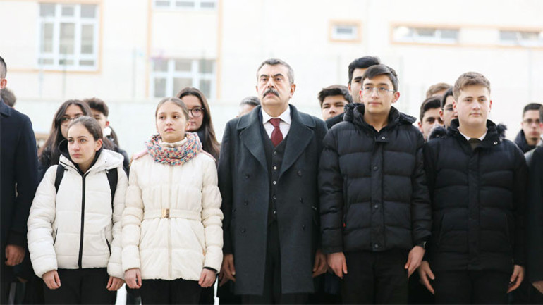 Şehitlere tüm okullarda saygı duruşu