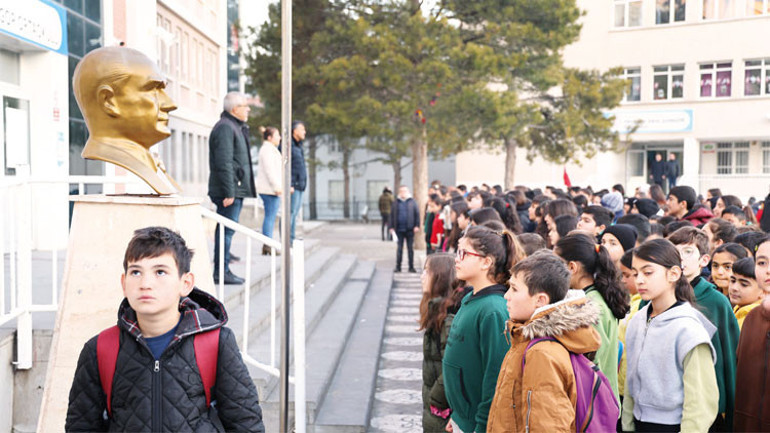Şehitlere tüm okullarda saygı duruşu