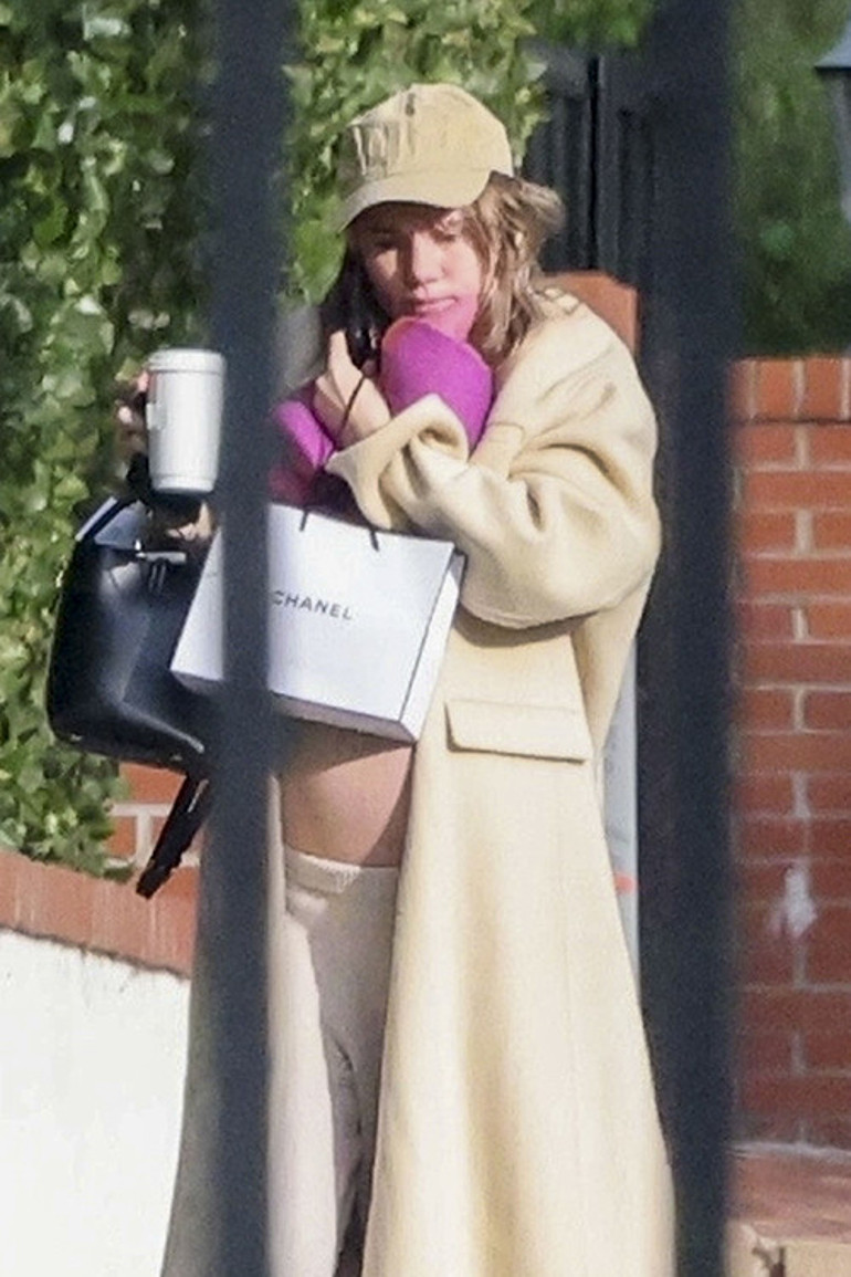 Karnı burnunda kırmızı halıda... Elbisesi üstüne uysun diye paramparça ettiler