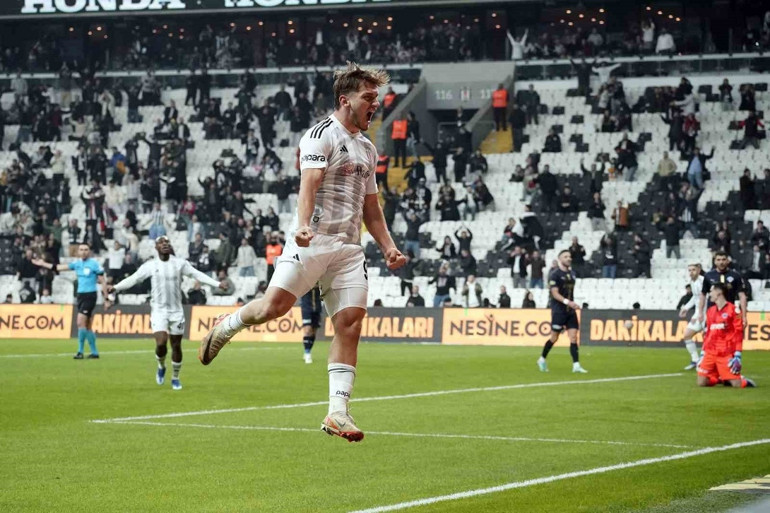 Semih Kılıçsoy’u keşfeden isimden özel açıklamalar… ‘20 futbol topu karşılığında transfer oldu’, ‘G.Saray ve F.Bahçe de çok istedi’, ‘Forvet oynarsa Milli Takımdaki eksikliği kapatır’
