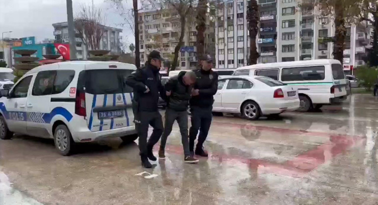 İzmirde vahşet: Sokaktan topladığı 4 kediyi öldürüp, apartmanın bahçesine atmış Valilikten açıklama