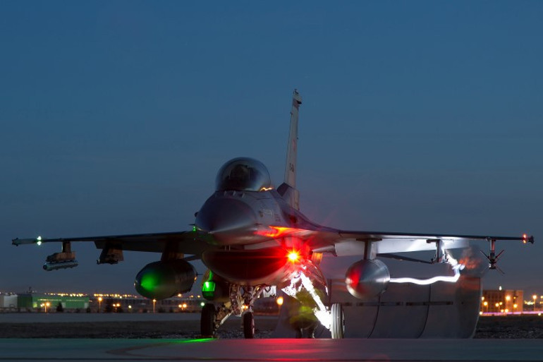 Havada muhteşem kareler: Savaş uçaklarını fotoğraflıyor... NATOdan davet aldı