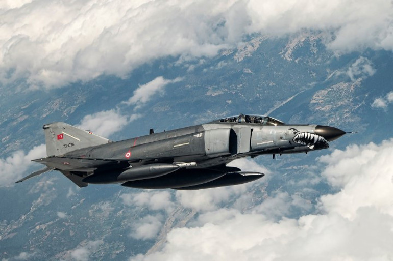 Havada muhteşem kareler: Savaş uçaklarını fotoğraflıyor... NATOdan davet aldı