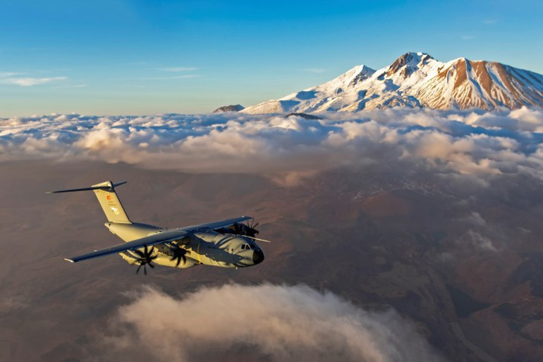 Havada muhteşem kareler: Savaş uçaklarını fotoğraflıyor... NATOdan davet aldı