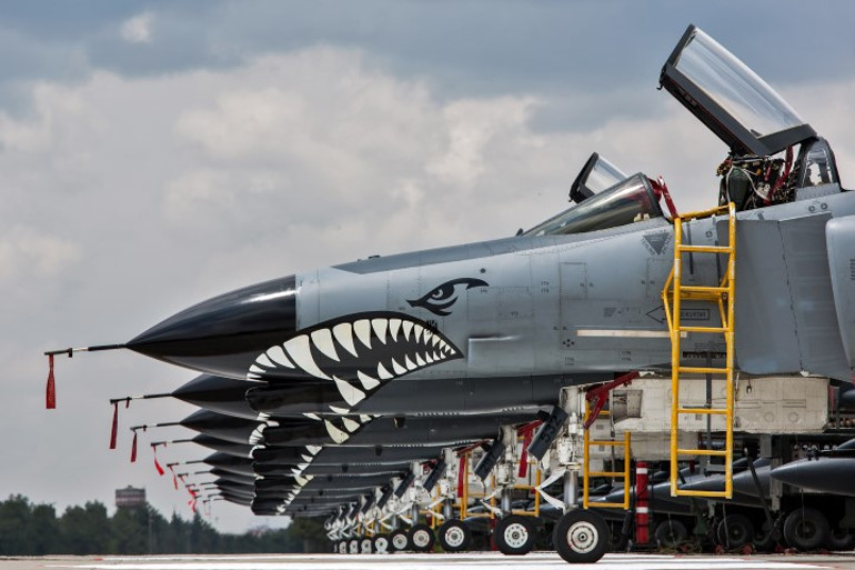 Havada muhteşem kareler: Savaş uçaklarını fotoğraflıyor... NATOdan davet aldı