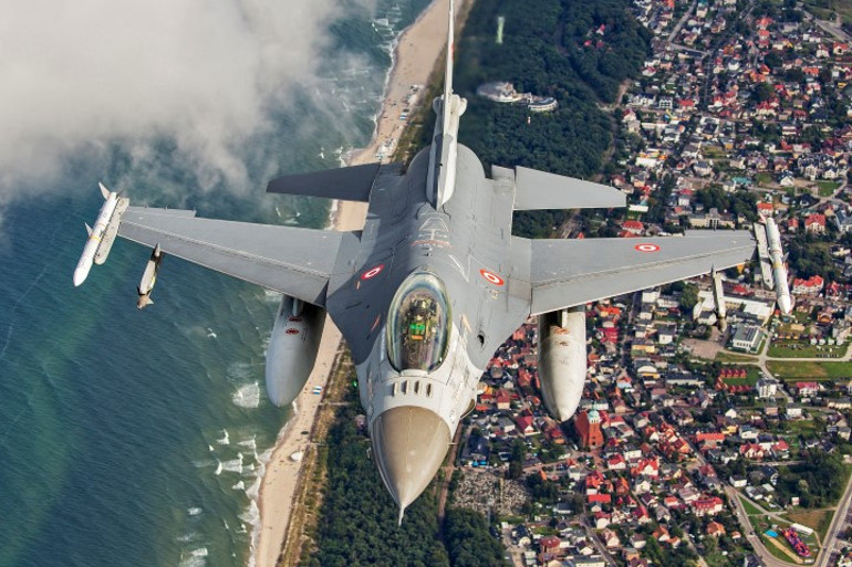 Havada muhteşem kareler: Savaş uçaklarını fotoğraflıyor... NATOdan davet aldı