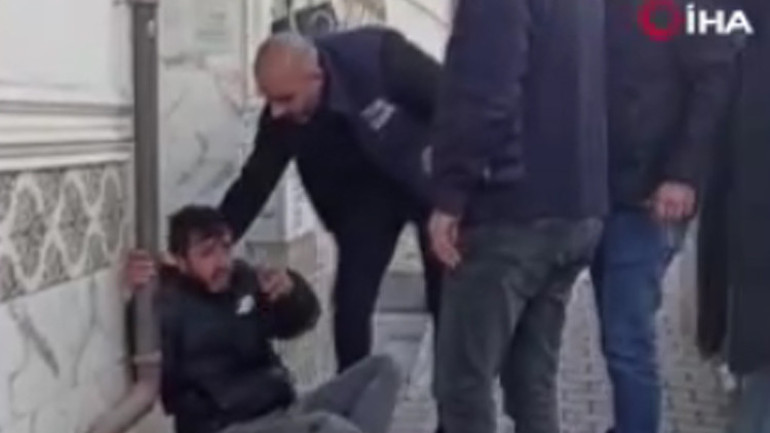 Genç kız neye uğradığını şaşırdı Mahalleli yakalayıp meydan dayağı attı