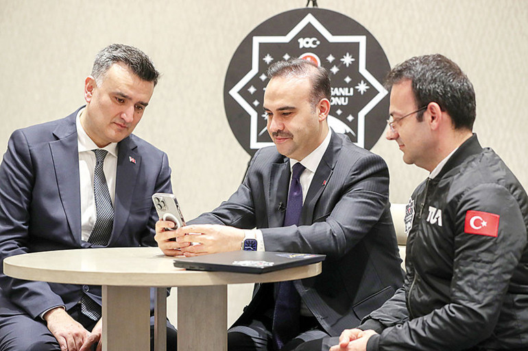 Dragon bugün istasyona kenetleniyor Uzayda 2 hafta böyle geçecek