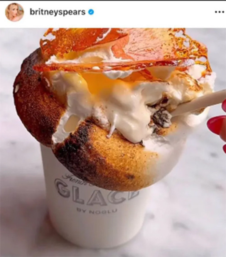 Sahne kıyafetlerine bile sığamaz olmuştu... Kocasına güvenip her bulduğu yiyeceği yemiş