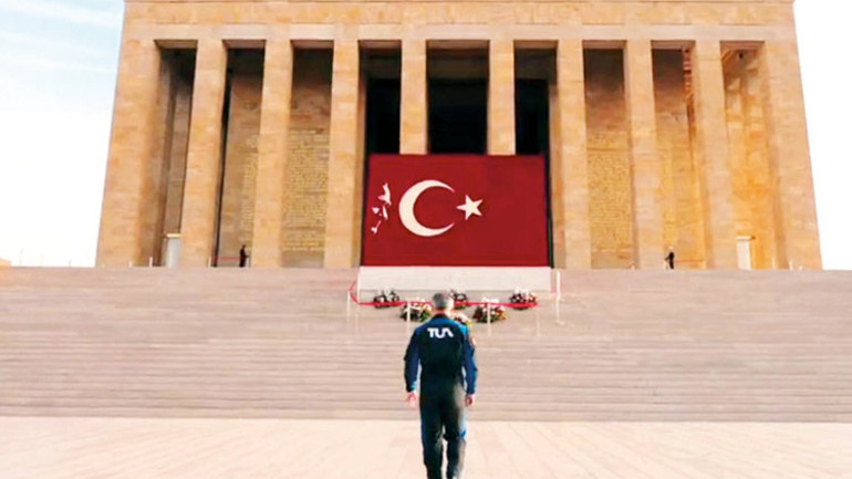 Fezaya damga vuran 2 Türk... Biri kapsülü yaptı diğeri uzaya çıktı... Bağcılar’dan Dragon’a