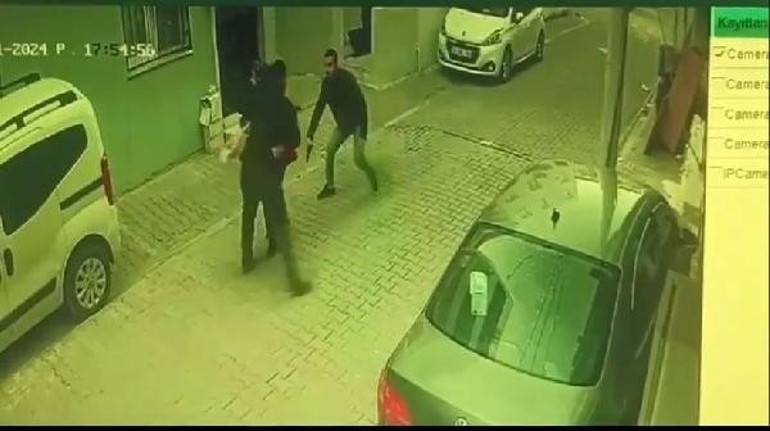 İzmirde silahlı kavga: Sokaktaki kadını kalkan olarak kullandı
