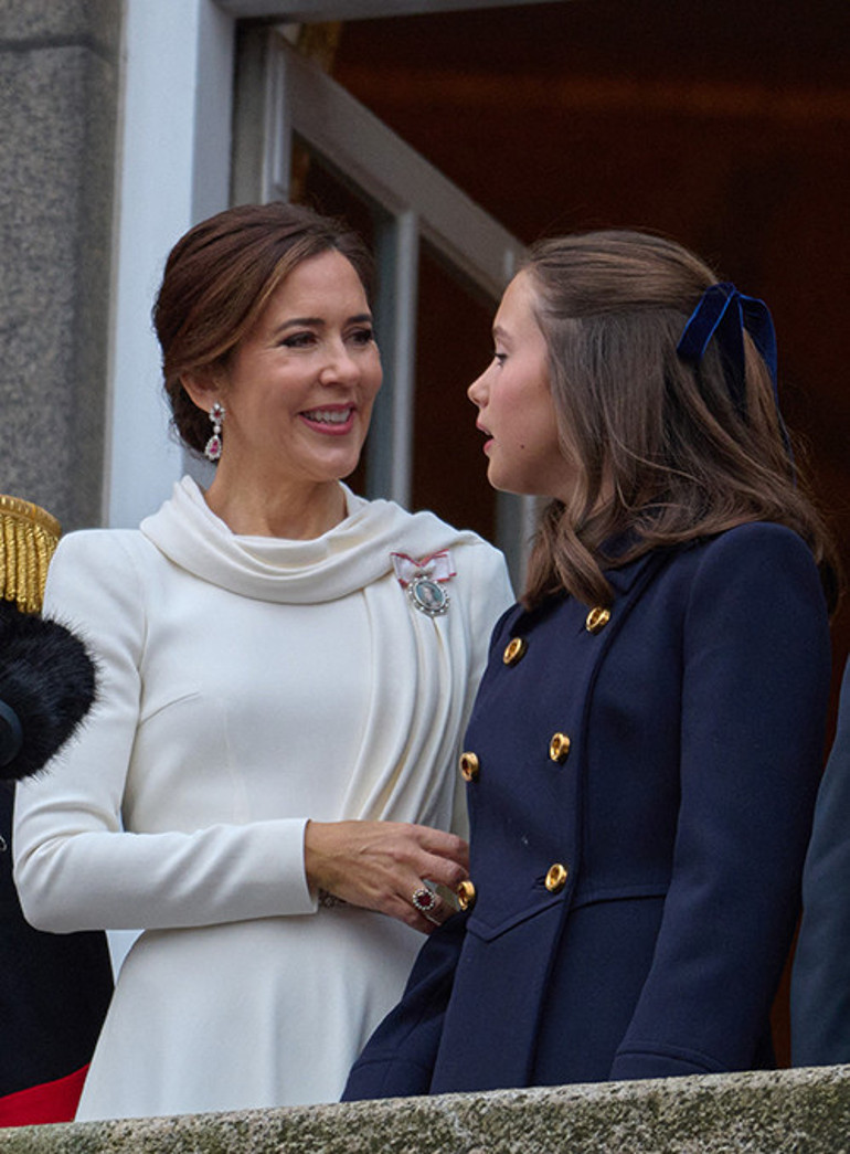 Bir elleri yağda, bir elleri balda.... Ama kızlar, annelerinin eski giysileriyle idare ediyor