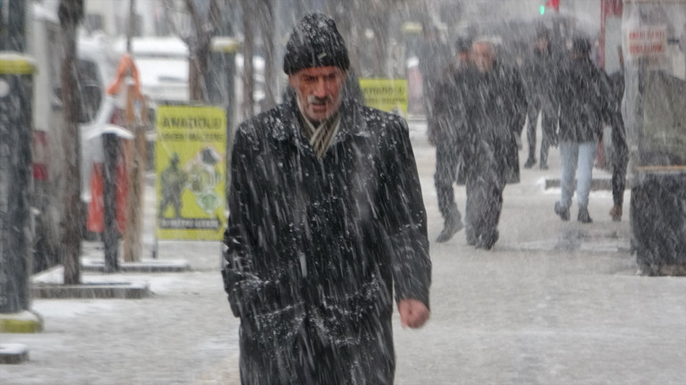 Vanda yoğun kar yağışı: 429 yerleşim yerinin yolu ulaşıma kapandı