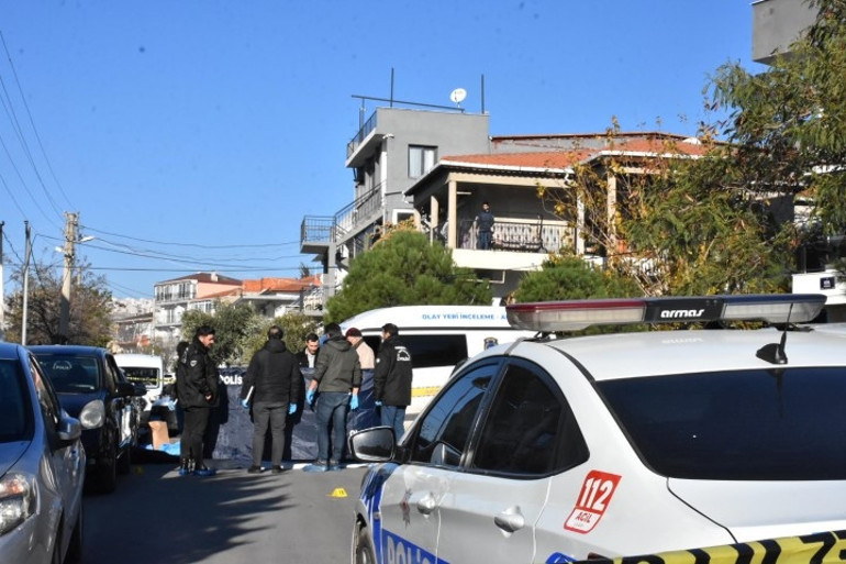 İzmirde öğretim görevlisi dehşeti: Çocuğunu ve kayınvalidesini öldürdü, eşini ağır yaraladı