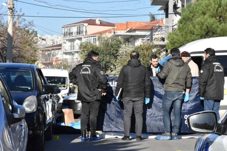 İzmirde öğretim görevlisi dehşeti: Çocuğunu ve kayınvalidesini öldürdü, eşini ağır yaraladı
