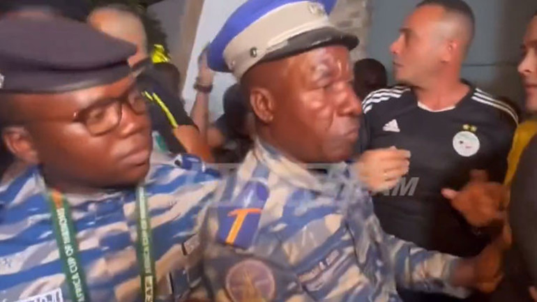 Afrika Kupasından elenen Cezayirin taraftarları, takımın otelini bastı Yetkililer tartaklandı...