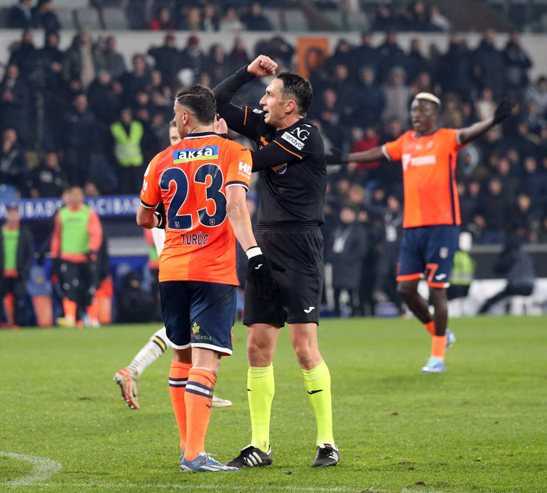 Başakşehirde Deniz Türüç çok sinirlendi, Fenerbahçede Selahattin Bakiden tepki geldi