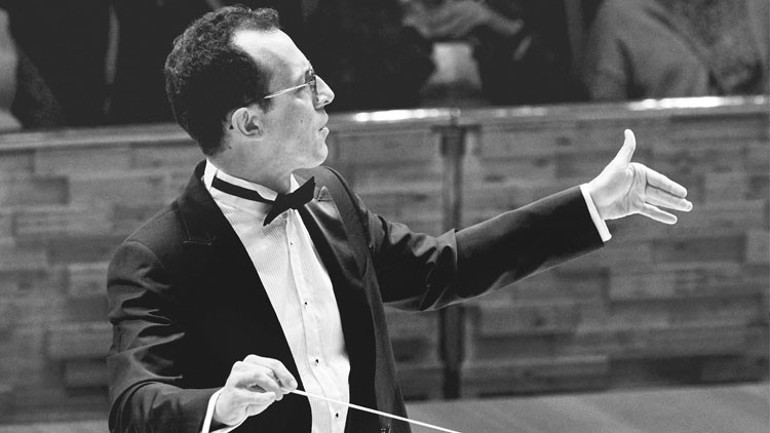 Klasik müziğin zirvesine yükselen bir isim: Kuğu Gölü’nün doğum yerinde ilk Türk orkestra şefi