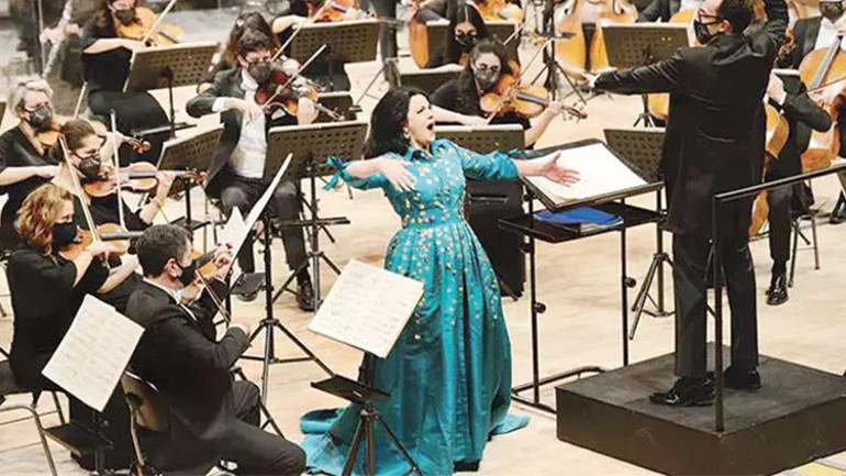Klasik müziğin zirvesine yükselen bir isim: Kuğu Gölü’nün doğum yerinde ilk Türk orkestra şefi