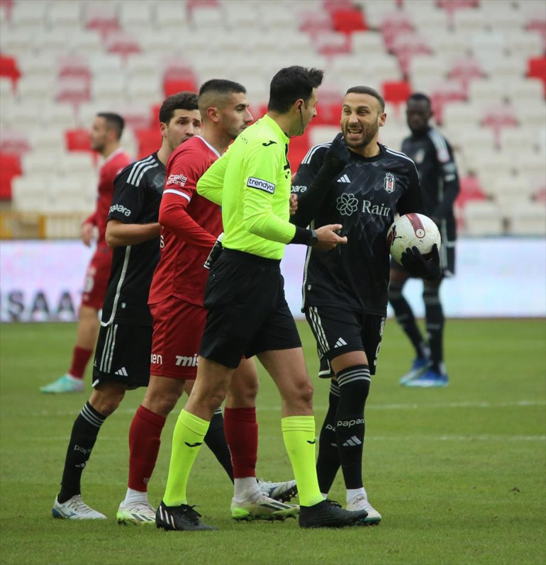 Sivasspor - Beşiktaş maçında Bülent Uygun çılgına döndü Kırmızı kart görünce hakemi itekledi...