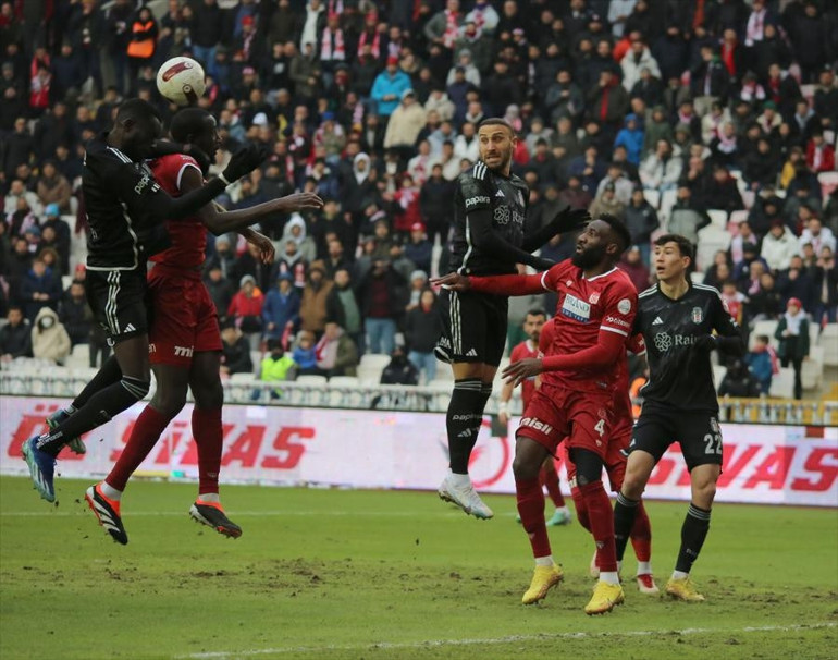 Sivasspor - Beşiktaş maçında Bülent Uygun çılgına döndü Kırmızı kart görünce hakemi itekledi...