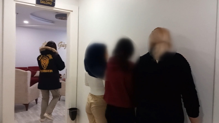 3 aylık takiple yakalandılar Fuhuş çetesi operasyonu: Şifreli mesajları ortaya çıktı...