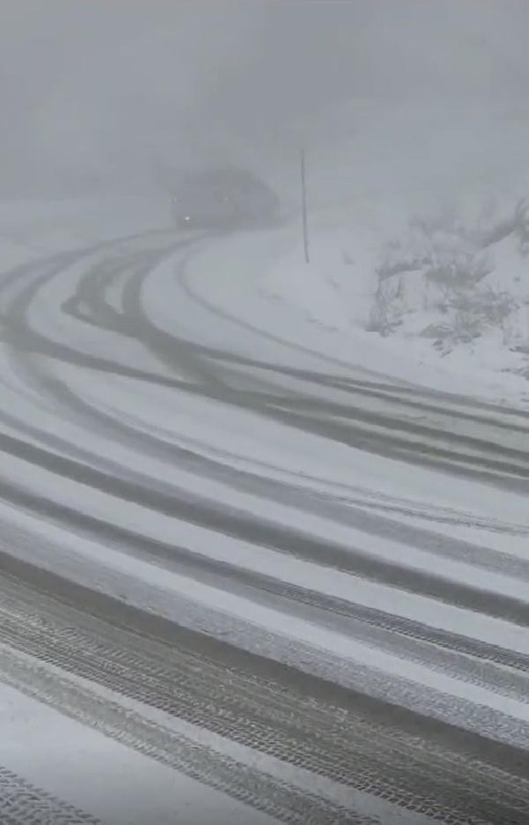 Meteorolojiden yeni hava durumu raporu: İstanbulda kar yağışı alarmı Bazı ilçeler beyaza büründü