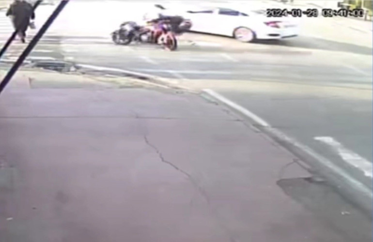 Samsunda motosiklet sürücüsünün sürüklendiği kaza anı kamerada