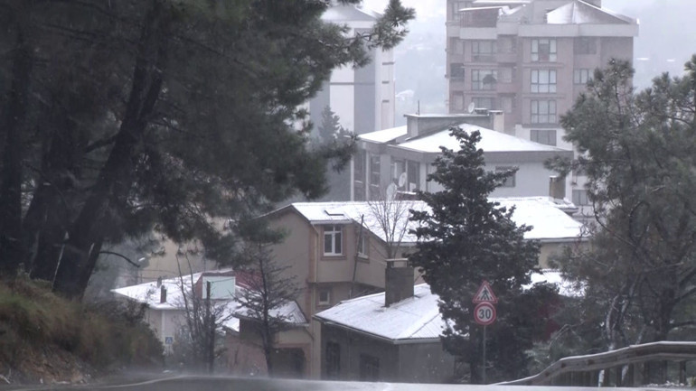Meteorolojiden yeni hava durumu raporu: İstanbulda kar yağışı alarmı Bazı ilçeler beyaza büründü