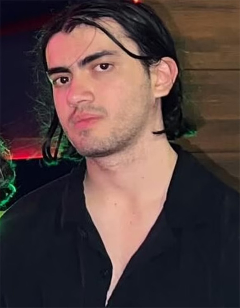 Babası onu kendi elleriyle ölümün kıyısına getirmişti... Yıllarca battaniye altında yaşadı... Sonra adını bile değiştirdi