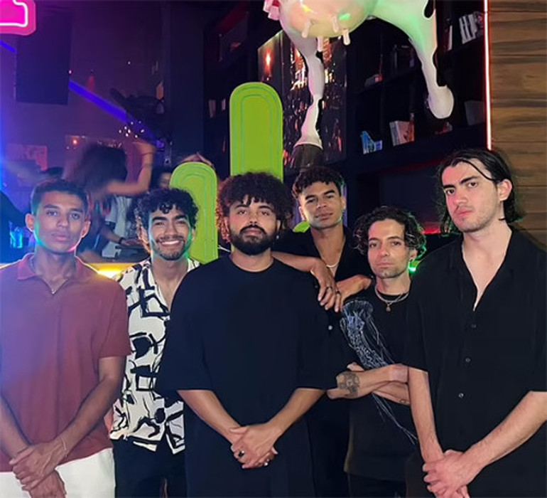 Babası onu kendi elleriyle ölümün kıyısına getirmişti... Yıllarca battaniye altında yaşadı... Sonra adını bile değiştirdi