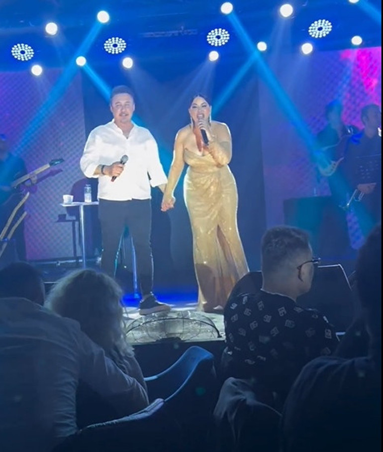 Zara sevgilisi İlker Görgülü ile sahnede el ele