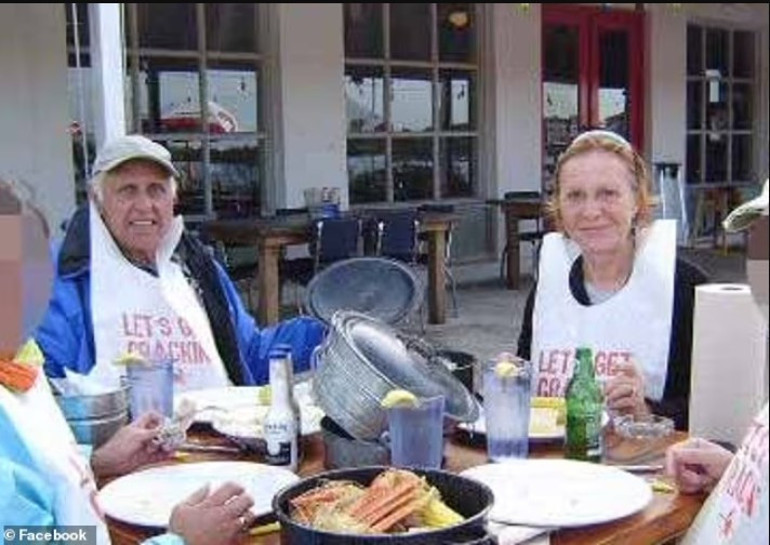 Türkiyedeki eski sevgiliden gelen mesaj kriz çıkardı 52 yıllık kocasını yastıkla boğmaya çalıştı