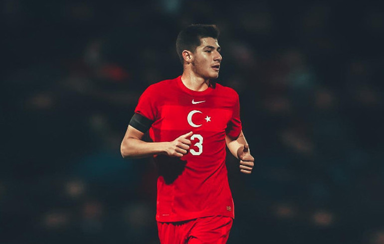 Efe Sarıkaya: David Alaba ve Abdülkerim Bardakcıyı örnek alıyorum | Atletico Madrid teklif yaptı, Manchester City ve PSG takibe aldı