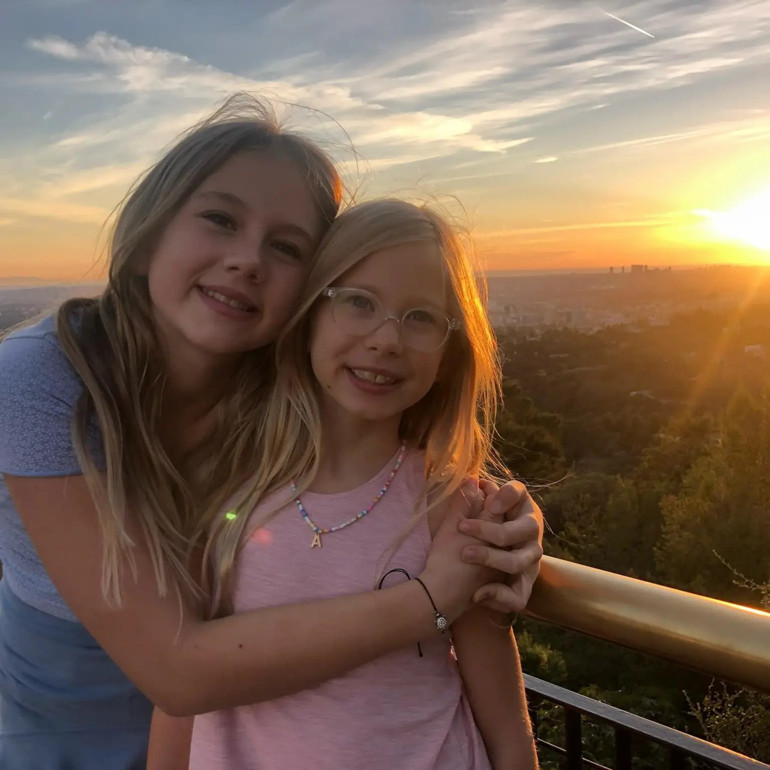 Ünlü oyuncu korkunç uçak kazasında iki kızıyla birlikte ölmüştü… Bıraktığı miras bile kimsesiz kaldı