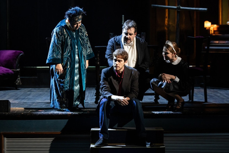 Şahane Misafir tiyatro sahnesinde