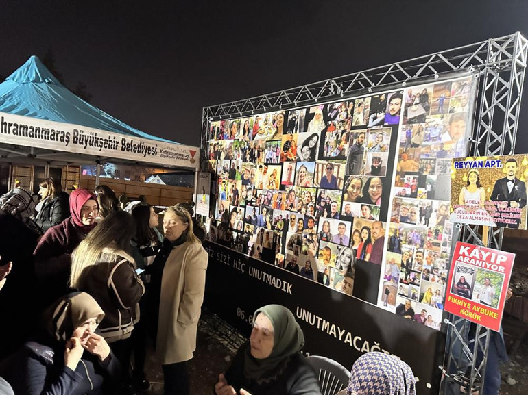 Depremzedeler yıkılan Ebrar Sitesinin bulunduğu alanda ölen yakınlarını andı