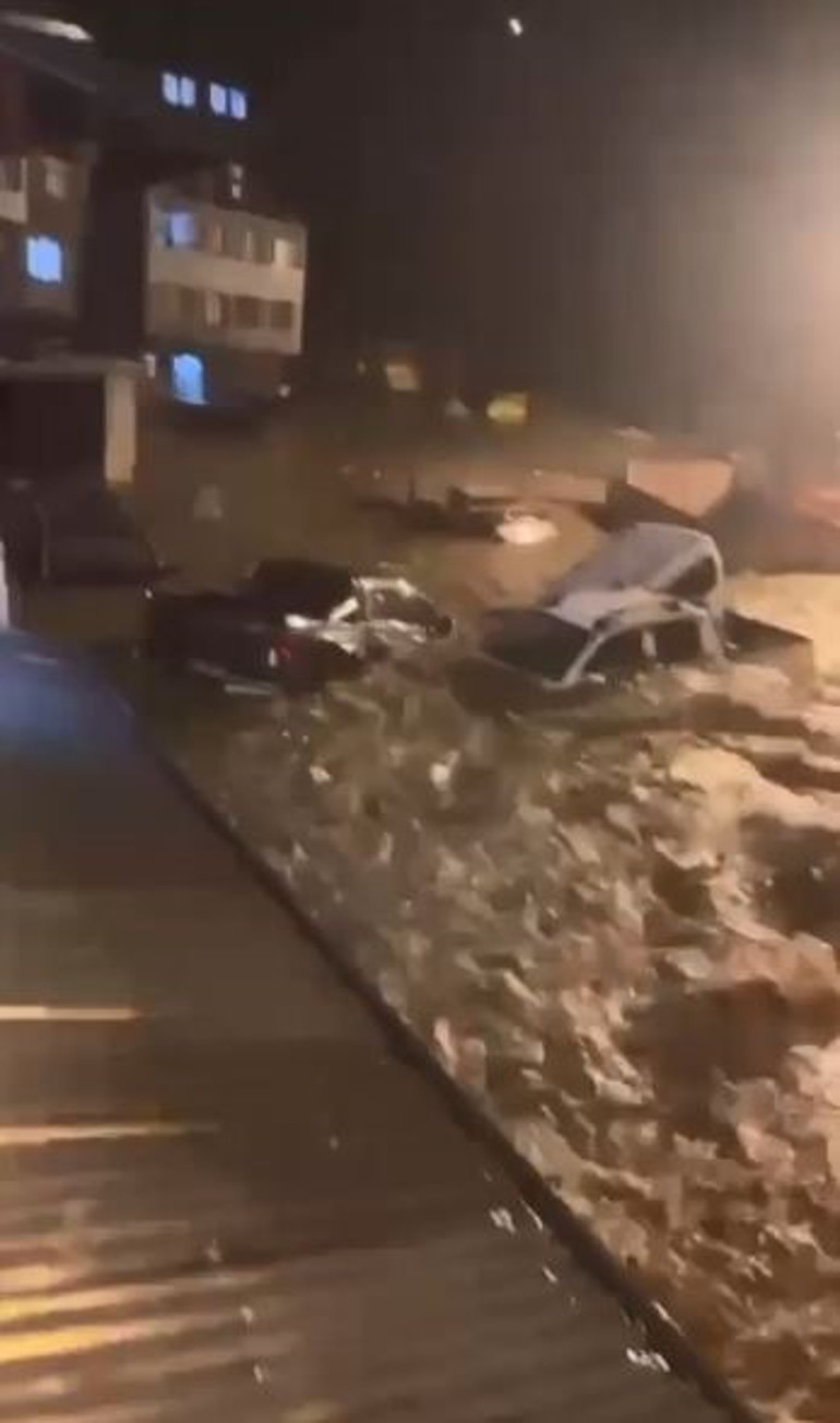 Borçka’da sel hasara neden oldu, cemaat camide mahsur kaldı