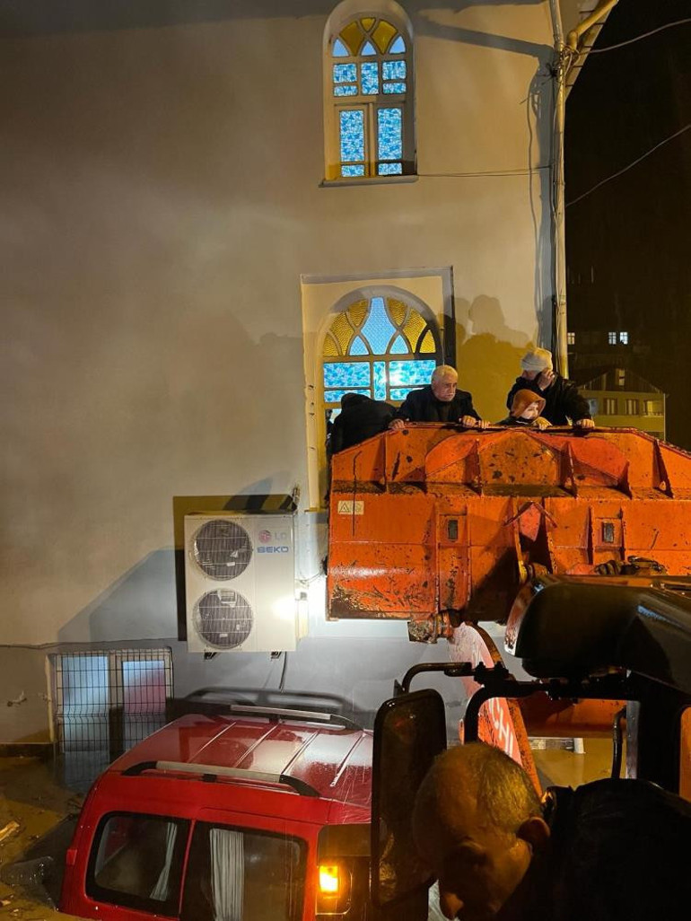 Borçka’da sel hasara neden oldu, cemaat camide mahsur kaldı