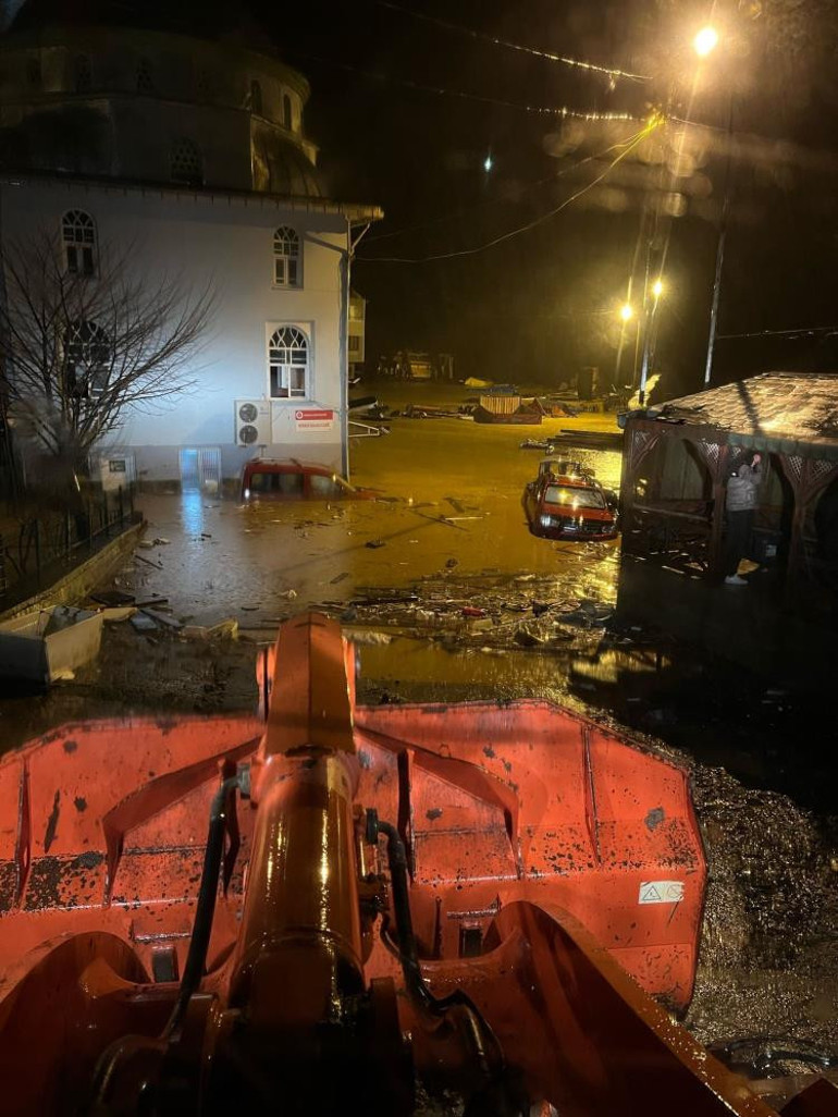 Borçka’da sel hasara neden oldu, cemaat camide mahsur kaldı