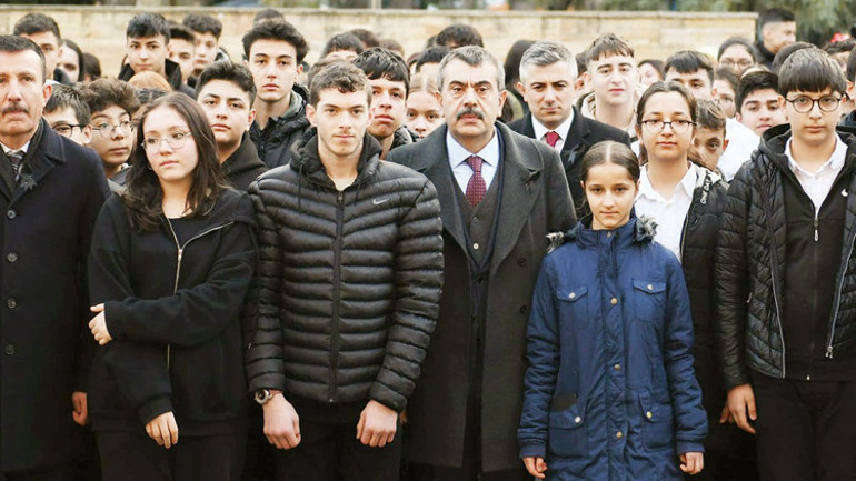 6 Şubat depremlerinin yıldönümünde kayıp canlara her dinde dua