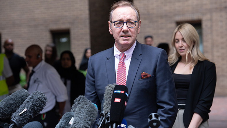 Cinsel tacizle suçlanıp toplumdan dışlanmıştı… Ünlü oyuncu kapısından kovulduğu Hollywood’a geri döndü