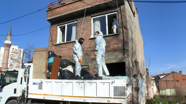 Kötü koku ihbarı yapılan evden 1 kamyon çöp çıkartıldı Her şeyimi alıyorsunuz diyerek tepki gösterip kamyonun peşinden gitti