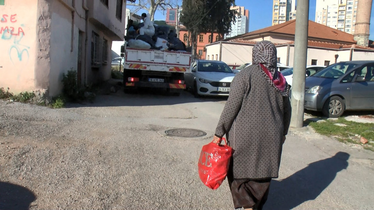 Kötü koku ihbarı yapılan evden 1 kamyon çöp çıkartıldı Her şeyimi alıyorsunuz diyerek tepki gösterip kamyonun peşinden gitti