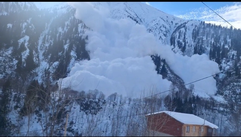 Rize Çayeli de çığ düştü O anlar kamerada