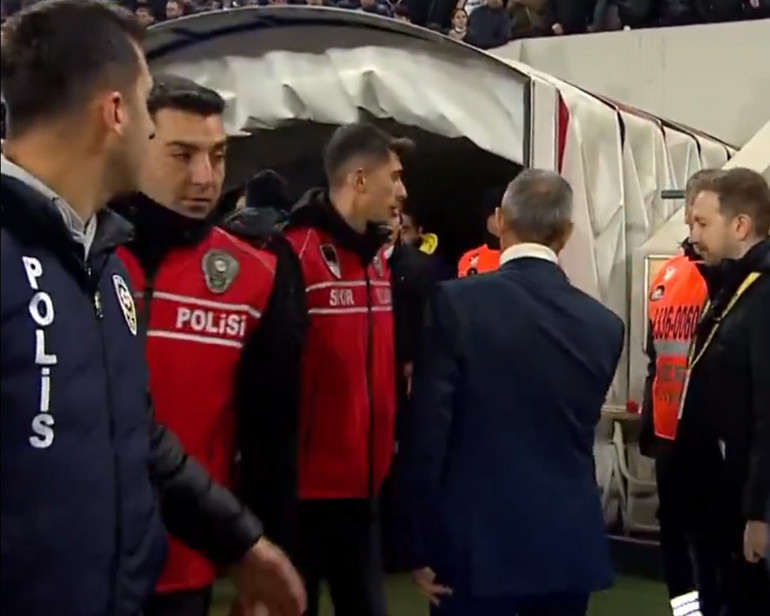 Gaziantep FK maçının ardından Fenerbahçe Teknik Direktörü İsmail Kartaldan olay hareket Son düdükle birlikte kameralar ona döndü...